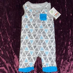 I’m selling a size 9m boys/girls one piece